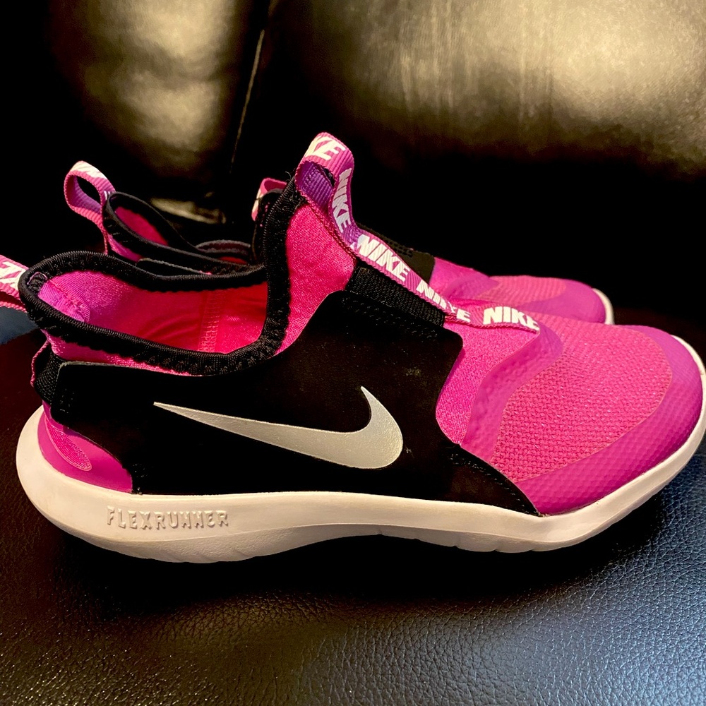 Nike kids’ grade school flex pull on running shoes. Size 3Y in girls.